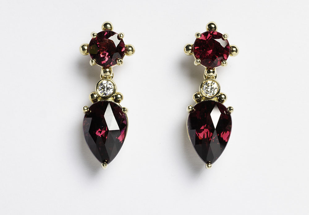 One pair 14kt yellow gold earrings, rubellite turmaline, rhodolite garnet, diamond